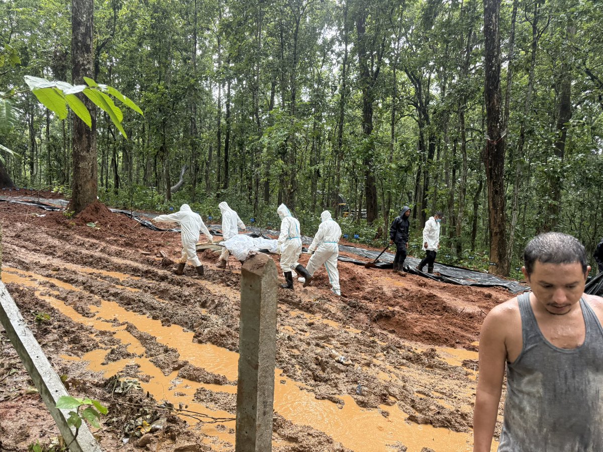 GaonConnection's tweet photo. ये लाइन में लिखे गए नंबर, दर्द है उन लोगों का जिनके अपने सिर्फ आज एक गिनती बन कर रह गए। नेपाल के चितवन में ऊपर से बह कर आए 315 शवों को DNA सैंपल लेने के बाद दफना  दिया गया। 

#Nepal #Nepalfloods #helpNepal https://t.co/qq4PRtQEsg