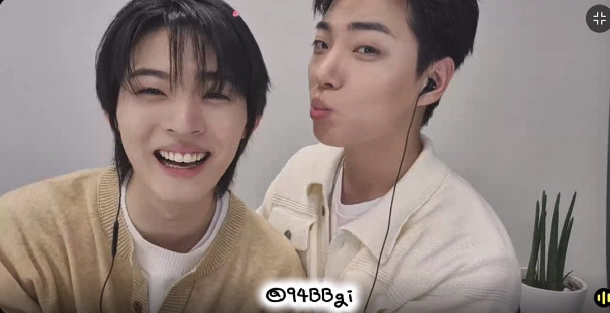 94BBgi's tweet photo. 260901 유닛영통 달달즈🦦🦦
커플네컷..이아니라세컷💕
#이션 #효진 https://t.co/kvptU3Kuo1