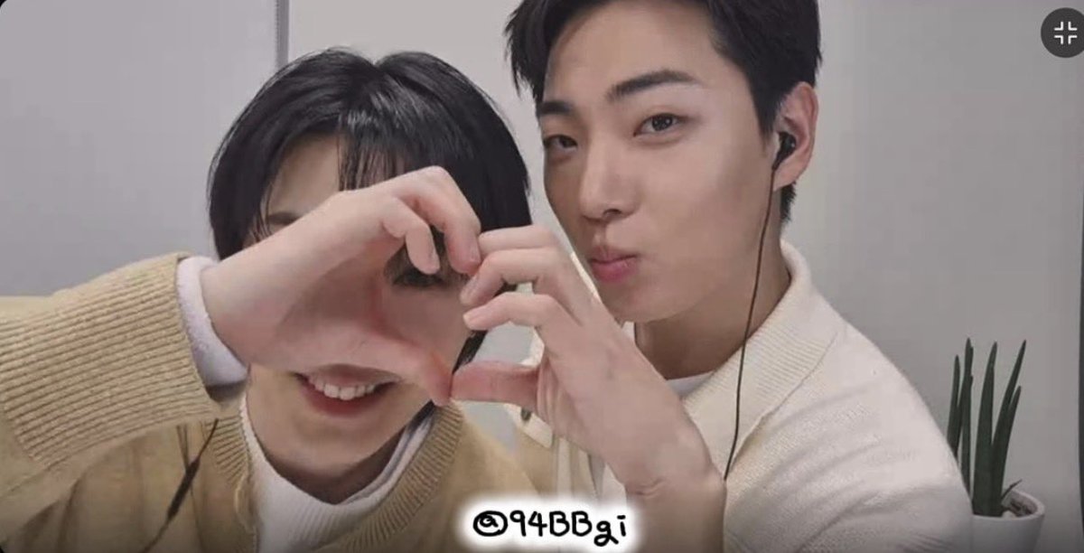 94BBgi's tweet photo. 260901 유닛영통 달달즈🦦🦦
커플네컷..이아니라세컷💕
#이션 #효진 https://t.co/kvptU3Kuo1