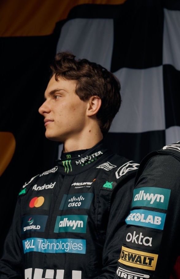 OscuntPiastri's tweet photo. I was gonna talk about how good he’s always looked in the black race suits but the only thing I can focus on his how gigantic his neck has gotten DAMN😭 https://t.co/7ZeNrhUq5W