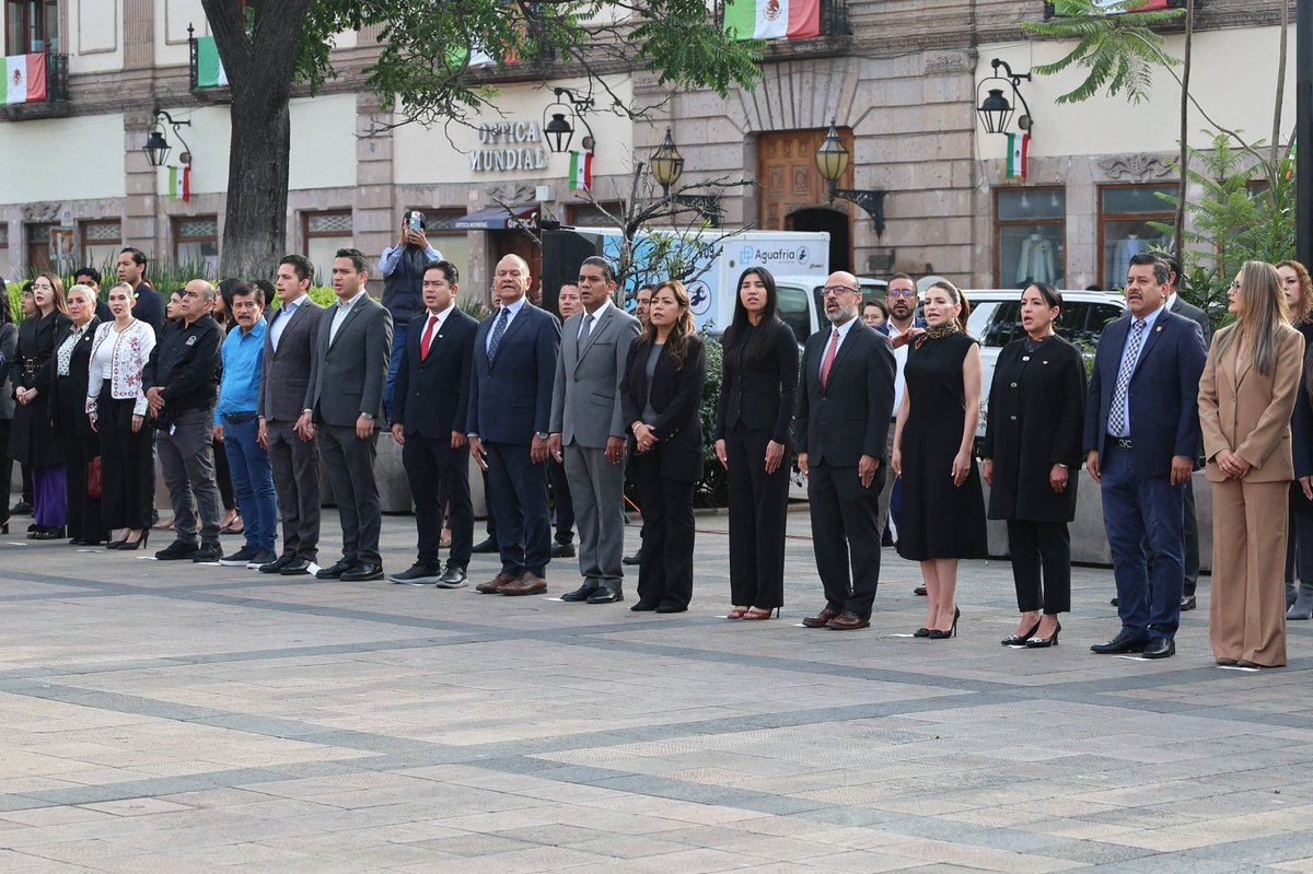 AlfonsoMtz_Mx's tweet photo. 🇲🇽 Con el Izamiento a la Bandera Nacional damos inicio a los festejos del mes patrio en la ciudad que más brilla.

#MoreliaBrillaMás✨ https://t.co/U8pWUHitmC