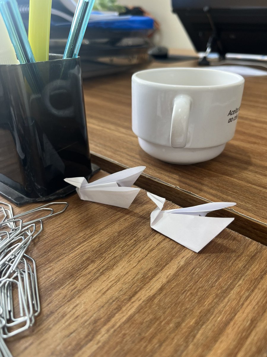 alalisx's tweet photo. Pov: são 10 da manhã não tem mais nada para fazer no trabalho e vc vai atrás de dons artísticos https://t.co/47FSW1jyo4