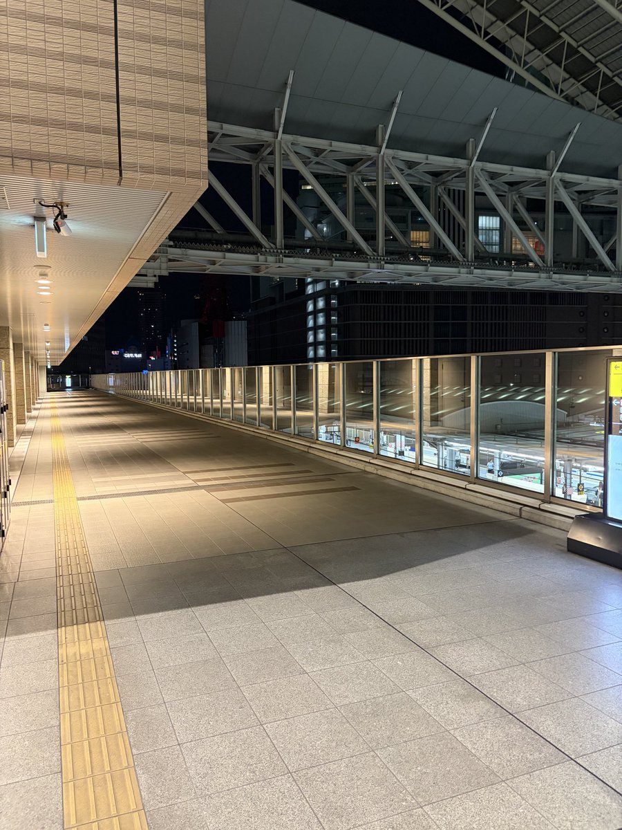 gfroms9's tweet photo. 大阪からサンライズで東京に帰るんですが同じホームにジャイアンツファイルを複数観測して、たくさんの同志と帰れて嬉しいです https://t.co/ycKZqyuXf3