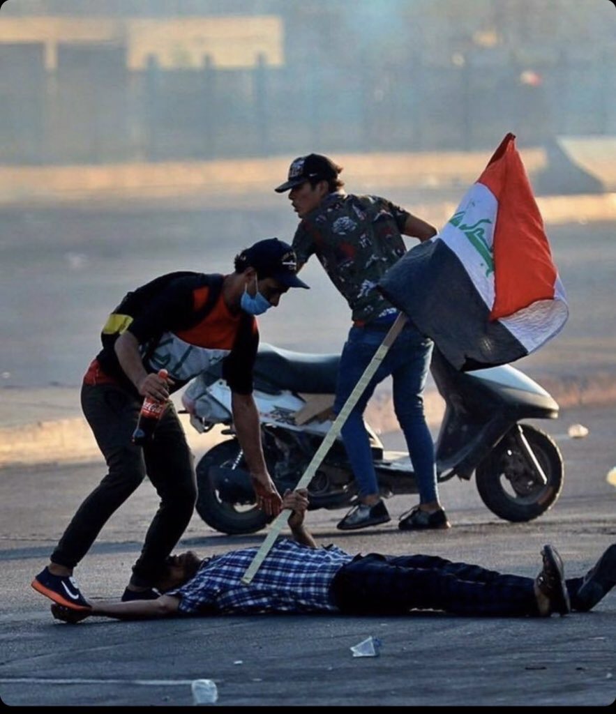 DrOmarGhanim's tweet photo. هكذا قمعت الميليشيات التابعة لنظام المافيوقرطية ثورة الشباب العراقي بفتوى الهالك اللعين علي خامنئي التي اذاعها بتغريدة في حسابه الرسمي … فانتقم الله لروح ٨٠٠ شاب عراقي واخرين بالملايين غيرهم ..  ومزقه واسرته شر ممزق على يد اشر البشر https://t.co/lDnxzSYDM2