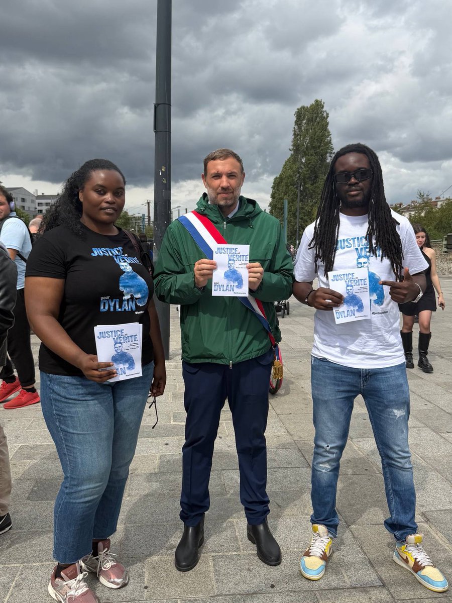 Portes_Thomas's tweet photo. Justice pour Dylan !

Le 5 septembre 2025 Dylan est mort entre les mains de plusieurs personnes, dont un policier de la BAC.

Selon plusieurs témoins, il aurait été victime d’un étranglement alors qu’il était maintenu au sol par plusieurs individus.

Un an après les faits, les circonstances exactes de sa mort restent à établir et sa famille continue de se battre pour obtenir toute la vérité.

Stop aux violences policières. 

Vérité et justice pour Dylan.