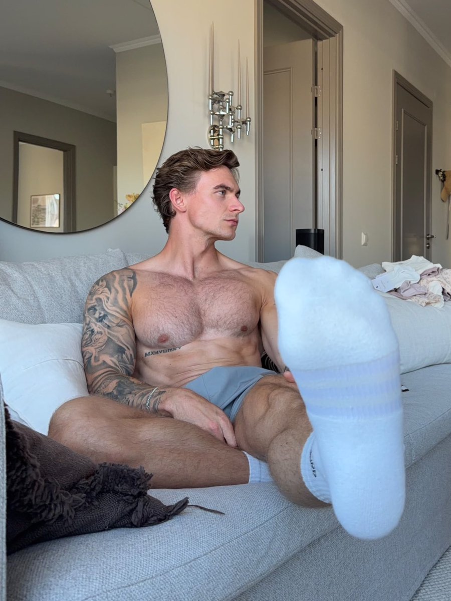 alphajohan1's tweet photo. I need a new footstool. 

Any volunteers? https://t.co/HYLKuTfcE4