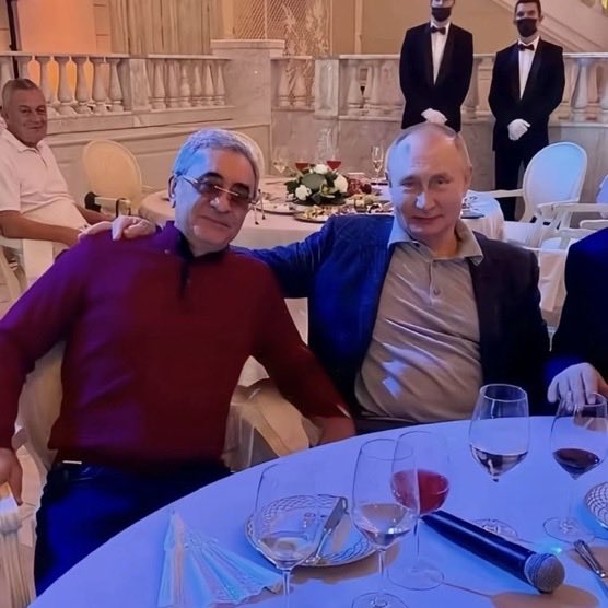 gusholderhaber's tweet photo. Vladimir Putin, sınıf arkadaşıyla 55 yıl sonra aynı pozu verdi. https://t.co/jbNJMnnmh6