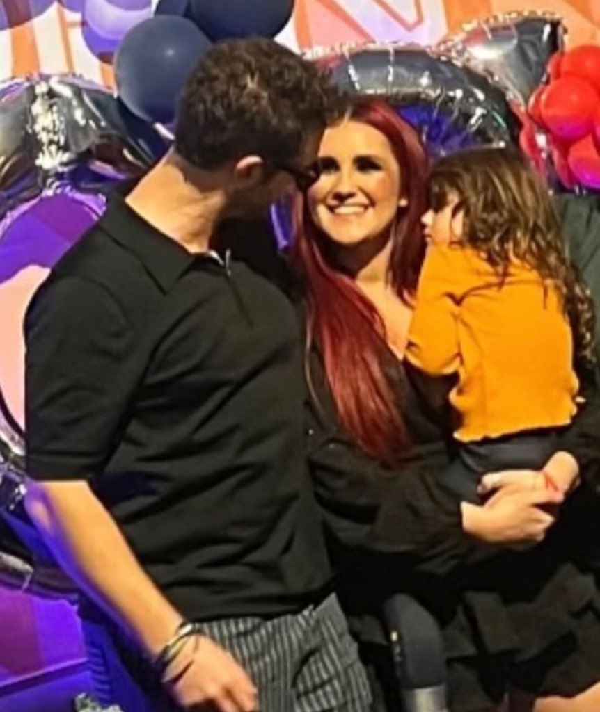 woscuroextasis's tweet photo. inclusive essa foto me pega muito pois aniversário do meu colega de banda, eu fico do lado dele (como sempre), todos estão batendo palma enquanto ele tá abraçado de lado comigo e mesmo quando o parabéns acaba não larga do meu ombro por nada e acabamos nos olhando assim https://t.co/Prma9GkdR8