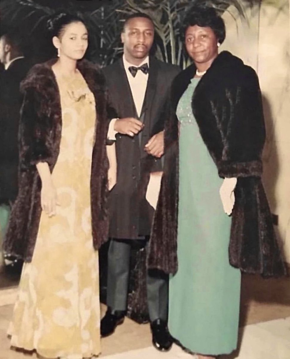 _ValTown_'s tweet photo. Frank Matthews. “Black Caesar.” 

Staten Island, 1971. 

Pictured with his common law wife Barbara Hinton, &amp; his aunt. 

Took $15 million cash, his mistress then disappeared. https://t.co/0mprgxssTa