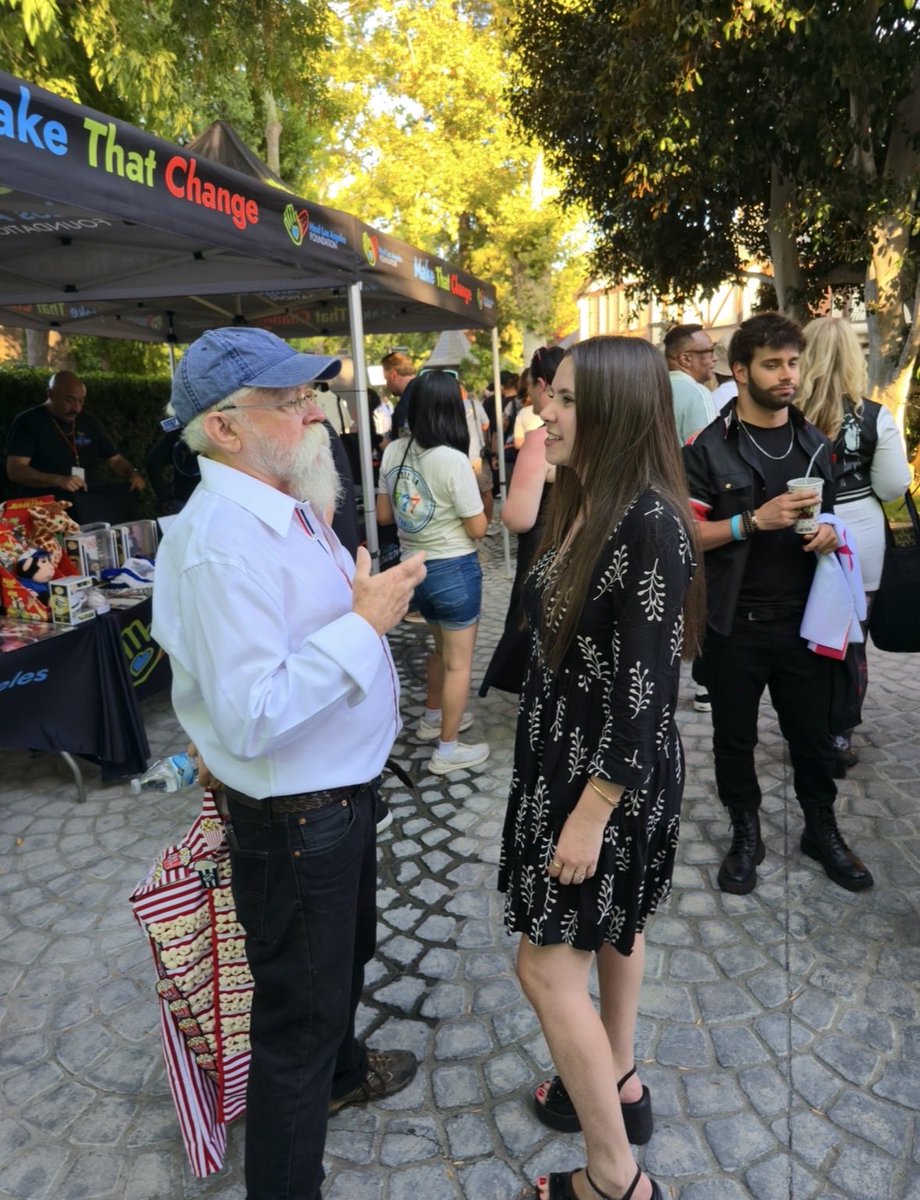 FalandoDeMaico's tweet photo. Michael Bush foi stylist de Michael Jackson por 25 anos e responsável por jaquetas e figurinos icônicos de Michael, ao lado de Dennis Tompkins. 

Bush trabalhou como costume designer/ designer de figurino e wardrobe designer.

Estar na presença dele foi mágico, ele também possui a essência Michael. É humilde, faz piadas, conta histórias do Michael e faz questão de conhecer os fãs. 

Que experiência incrível ter tido a oportunidade de conversar com esse cara e aprender mais sobre nosso amado.
