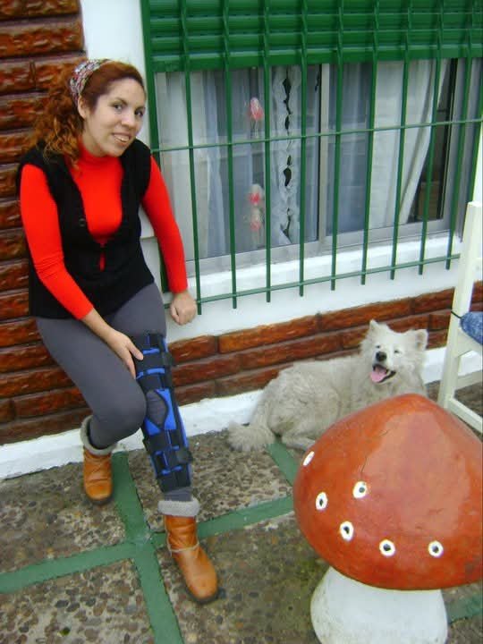 llenadpreguntas's tweet photo. La primera casa donde viví sola, en La Plata, tenía un hongo de piedra en el jardín que a la noche iluminaba. Para todo el barrio, para mis amigos, para todos era "la casa del hongo".
Cuando fui en mayo la casa estaba vacía y en venta. Hoy la demolieron. QEPD casa del hongo. https://t.co/ChjtZJraYf