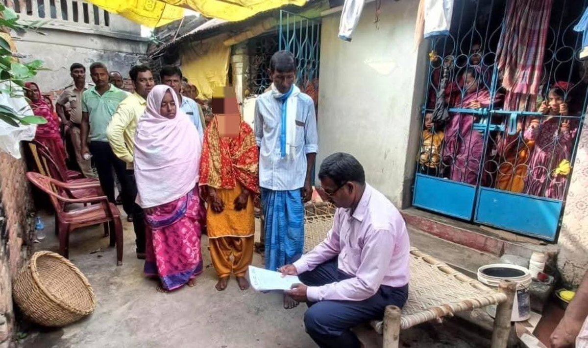 eicsbir13's tweet photo. Prevention of an on going Child Marriage at Birbhum district,West Bengal by Elmhirst Institute of Community Studies(EICS)

A Just Right for Children initiative..

#ChildMarriageFreeIndia #childmarriagefreeworld
#JustRightsIndia
#BalVivahMuktBharat
#Bhuwan_Ribhu https://t.co/Gn0BlOTd9M