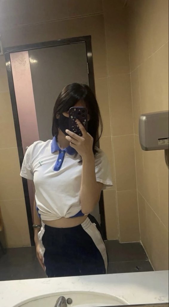 ShandiBostss's tweet photo. 今天开学啦😭  

有谁要来锐评我19岁女大的福啊？

心情不好来X发泄了，无🚪来就给🥺 https://t.co/jXcDaDHTqJ