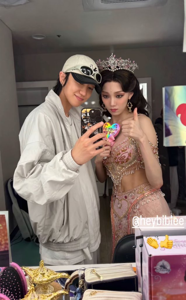 minghaocheoI_'s tweet photo. saw a comment saying the girl who walked with minghao was lee sungkyung and omg IT IS HER!!!!! 

OMG WE GOT MINGHAO AND LEE SUNGKYUNG HERE AGAIN AWWW OMGGGG theyre bffs fr fr https://t.co/UGOflMWcs2