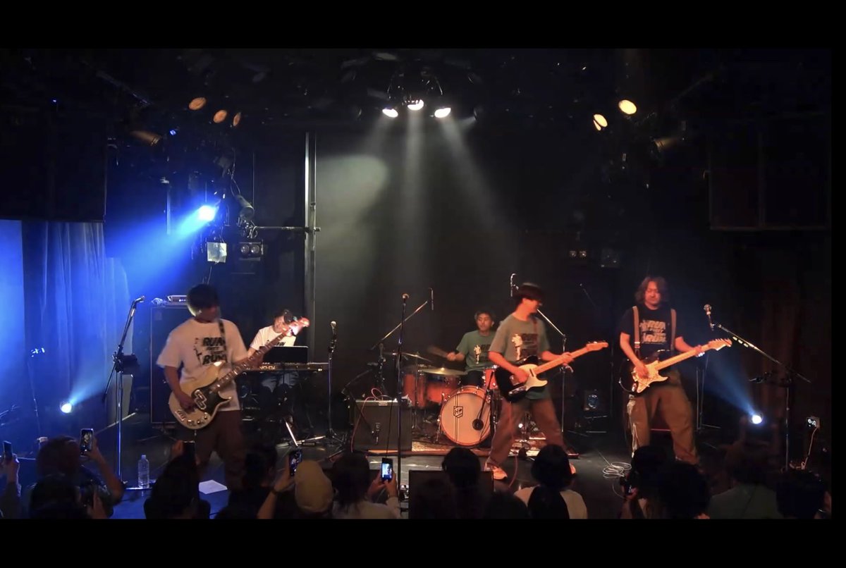 39harappa's tweet photo. 27周年で『無意識とは』を歌い出した時も奇跡が起きたと思ったけど、今回のなんなの、この感覚…

「気持ちいいけど照れるね笑」って

ものすごいプレゼントでした
敬吾くん、ほんとにありがとう
すっごくすっごく嬉しかった

いつかきっと聴きたいあの曲も、ずっとずっと待っています

 #run48run https://t.co/v2WhLye9WD