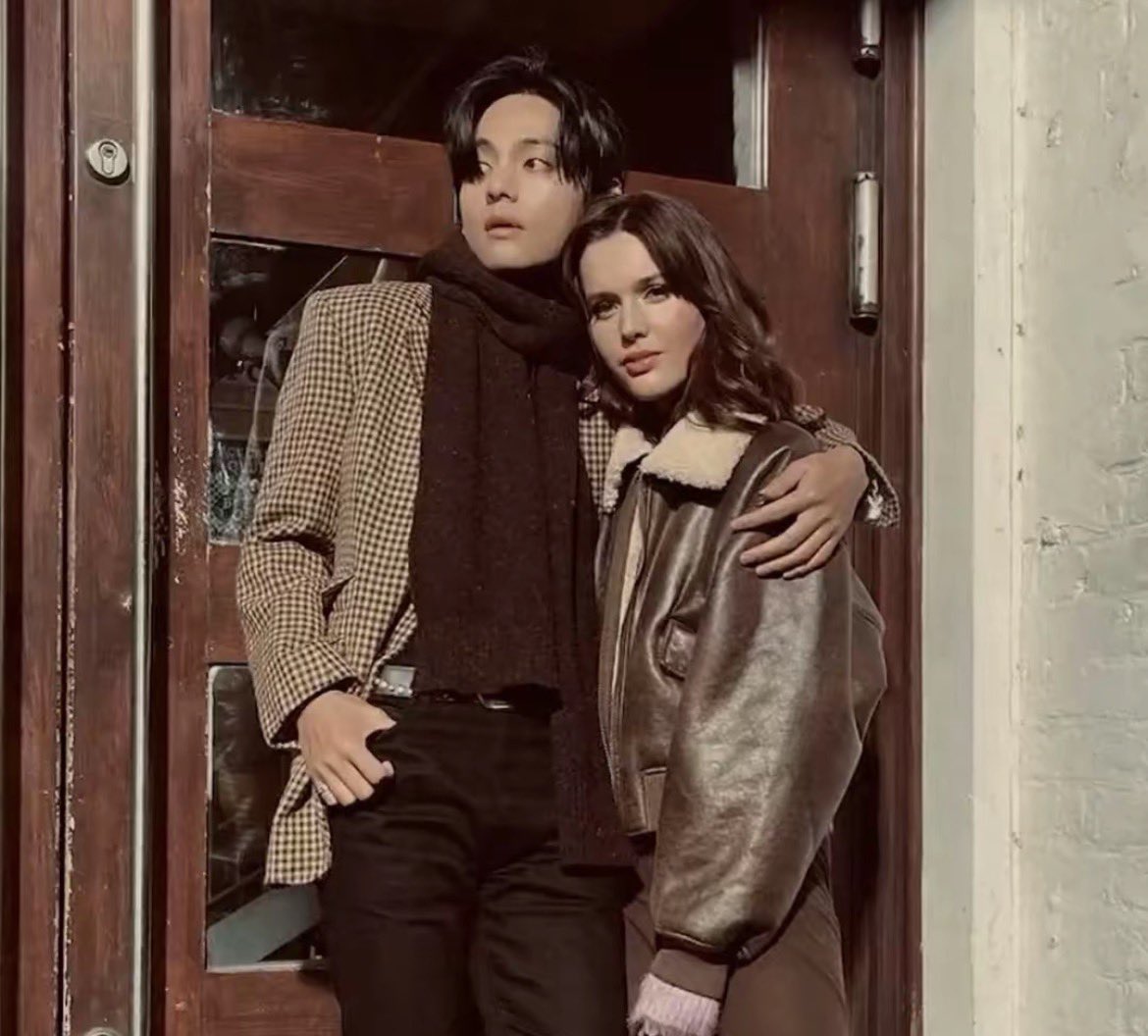akgaepost's tweet photo. obsessed how women are so comfortable around taehyung 🥹 https://t.co/h22sEjGIUD