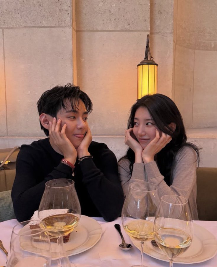 akgaepost's tweet photo. obsessed how women are so comfortable around taehyung 🥹 https://t.co/h22sEjGIUD