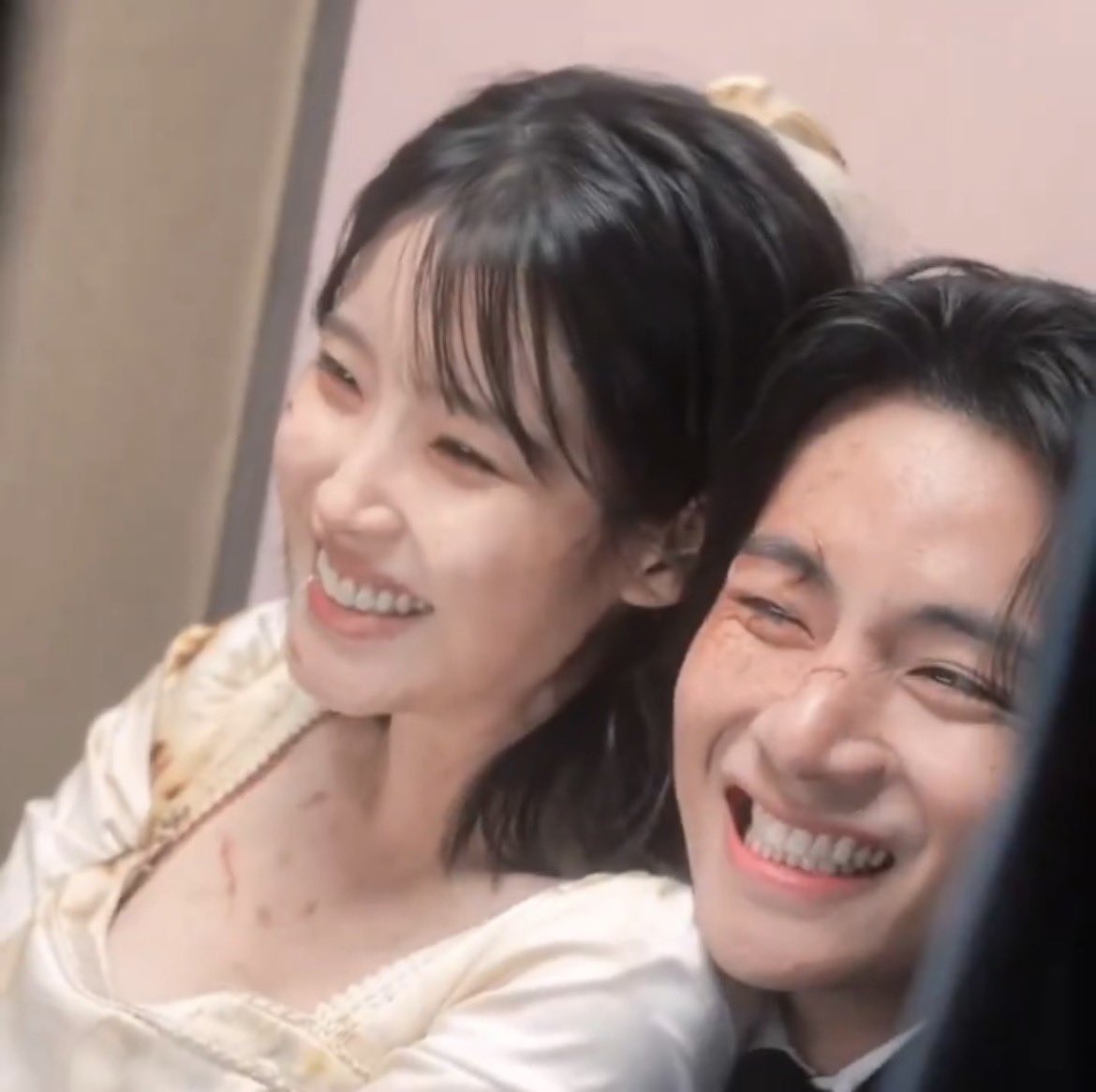 akgaepost's tweet photo. obsessed how women are so comfortable around taehyung 🥹 https://t.co/h22sEjGIUD