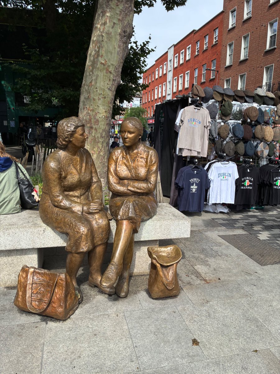 AmsterdammerDog's tweet photo. Finally
A tribute to female shoppers https://t.co/FJ0yK8NG19