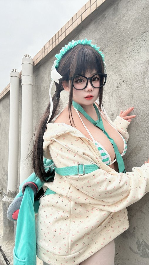 ItzNeste's tweet photo. 在阳台露出好刺激啊被发现会被路人强奸吗 #bbw #母猪 #女高 https://t.co/eMMi9JL9WB