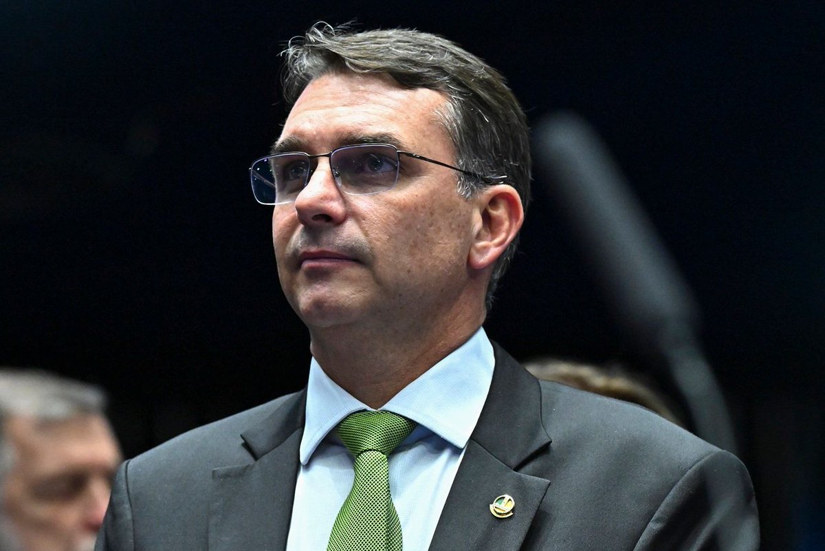 exame's tweet photo. Flávio se nega a explicar novo repasse de US$ 1,6 mi de Vorcaro para financiar 'Dark Horse'
https://t.co/76K42qaMRL https://t.co/DxRQJ6TRET