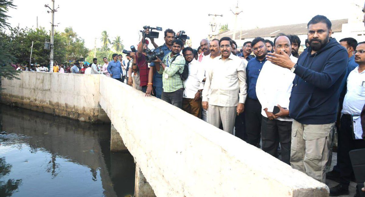 APDeputyCMO's tweet photo. పిఠాపురం పట్టణం అభివృద్ధికి రూ.308.24 కోట్లు
 
•ఉప ముఖ్యమంత్రి శ్రీ @PawanKalyan గారి చొరవతో అభివృద్ధి పనులు  
•రూ. 200 కోట్లతో భూగర్భ మురుగు నీటి వ్యవస్థ 
•ఏలేశ్వరం నుంచి పిఠాపురానికి తాగునీరు
•రూ. 59.52 కోట్లతో కొత్త పైప్‌లైన్, ట్యాంకుల నిర్మాణం
•పిఠాపురం పట్టణంలో దాదాపు 5 వేల కొత్త తాగునీటి కనెక్షన్లు
•త్వరలోనే  సిద్ధం కానున్న తడి చెత్త ప్లాంట్ 
•కోట్లాది రూపాయలతో రహదారులు, కాలువల నిర్మాణం

ఉప ముఖ్యమంత్రి శ్రీ పవన్ కళ్యాణ్ గారి ప్రత్యేక చొరవతో పిఠాపురం పట్టణ అభివృద్ధి కొత్త దిశగా పయనిస్తోంది. పట్టణ ముఖచిత్రాన్ని సమూలంగా మార్చే లక్ష్యంతో భూగర్భ మురుగు నీటి వ్యవస్థ, పారిశుద్ధ్య సదుపాయాలు, మురుగు నీటి శుద్ధి కేంద్రాలు, రహదారులు, కాలువలు, నైపుణ్యాభివృద్ధి కేంద్రం, పార్కుల అభివృద్ధి, తాగునీటి సరఫరా వంటి కీలక మౌలిక వసతుల కోసం మొత్తం రూ.308.24 కోట్ల విలువైన అభివృద్ధి పనులు వివిధ దశల్లో కొనసాగుతున్నాయి. ఈ భారీ నిధులు, సమగ్ర ప్రణాళికలతో పిఠాపురాన్ని ఆధునిక సదుపాయాలతో కూడిన ఆదర్శ పట్టణంగా తీర్చిదిద్దే దిశగా అభివృద్ధి పనులు వేగంగా ముందుకు సాగుతున్నాయి. 

• మురుగు నీటి సమస్యకు శాశ్వత పరిష్కారం
పిఠాపురం ప్రజల చిరకాల కోరిక అయిన అండర్‌గ్రౌండ్ డ్రైనేజీ ఏర్పాటుకు రాష్ట్ర ప్రభుత్వం అత్యంత ప్రాధాన్యతనిచ్చింది. డిప్యూటీ సీఎం శ్రీ పవన్ కళ్యాణ్ గారి ప్రత్యేక చొరవతో ఈ ప్రతిష్టాత్మక ప్రాజెక్టు కోసం ప్రభుత్వం రూ.200 కోట్ల నిధులను మంజూరు చేసింది. ఈ ప్రాజెక్టు ద్వారా పిఠాపురం మున్సిపాలిటీ పరిధిలో సుమారు 120 కిలోమీటర్ల మేర భూగర్భ మురుగునీటి పైప్‌లైన్లను నిర్మించనున్నారు. అలాగే, పట్టణంలోని ప్రధాన చెరుకుల కాలువకు ఇరువైపులా అండర్‌గ్రౌండ్ డ్రైనేజీ లైన్లను ఏర్పాటు చేసేలా ప్రణాళికలు సిద్ధం చేశారు. ఈ ప్రాజెక్టు పూర్తిస్థాయిలో అందుబాటులోకి వస్తే, పిఠాపురం పట్టణంలో దశాబ్దాలుగా కొనసాగుతున్న మురుగు నీటి సమస్యకు శాశ్వత పరిష్కారం లభించనుంది. దోమల నివారణకు తోడ్పడటంతోపాటు పట్టణ పరిశుభ్రత మెరుగుపడి, ప్రజారోగ్య పరిరక్షణలోనూ గణనీయమైన మార్పు చోటు చేసుకోనుంది. పిఠాపురం ప్రజల సంక్షేమాన్ని దృష్టిలో ఉంచుకుని ఈ ఈ ప్రతిష్టాత్మక అండర్‌గ్రౌండ్ డ్రైనేజీ ప్రాజెక్టుకు రూ.200 కోట్ల నిధులను కేటాయించిన ముఖ్యమంత్రి శ్రీ @ncbn గారికి, సహకరించిన పురపాలక, పట్టణాభివృద్ధి శాఖ మంత్రి శ్రీ @Dr_NarayanaP గారికి  శ్రీ పవన్ కళ్యాణ్ గారు ప్రత్యేకంగా కృతజ్ఞతలు తెలిపారు.

• రోజుకు రెండు పూటలా సురక్షితమైన తాగు నీరు
పిఠాపురం పట్టణంలో తాగు నీటి సమస్యను శాశ్వతంగా పరిష్కరించేందుకు  రూ. 59.52 కోట్ల భారీ బడ్జెట్‌తో పనులను వేగవంతంగా జరుగుతున్నాయి. అమృత్ 2.0లో భాగంగా రూ. 57.37 కోట్లు, టిడ్కో గృహ నిర్మాణ పథకం ఇళ్లకు నీటి సరఫరా కోసం రూ. 2.15 కోట్లను కేటాయించారు. పట్టణానికి మొత్తం 120.19 కి.మీ. పైప్‌లైన్ అవసరం కాగా, ప్రస్తుతం ఉన్న 72.90 కి.మీ. లైన్‌లో 35 కి.మీ. దెబ్బతిన్నట్లు గుర్తించారు. దీని కోసం కొత్తగా, అదనంగా 82.29 కిలోమీటర్ల మేర పైప్‌లైన్ పనులను ప్రతిపాదించారు. పట్టణంలో 600 కిలోలీటర్ల సామర్థ్యం గల భారీ ఎత్తైన నీటి నిల్వ ట్యాంకు నిర్మాణ పనులు ముమ్మరంగా సాగుతున్నాయి. మరో 400 కిలోలీటర్ల సామర్థ్యం గల నీటి నిల్వ ట్యాంకు నిర్మాణం త్వరలోనే ప్రారంభం కానుంది.  పట్టణ ప్రజల కోసం కొత్తగా దాదాపు 5 వేల తాగునీటి కొళాయి కనెక్షన్లు ఇవ్వనున్నారు. పిఠాపురం పట్టణానికి రోజువారీ నీటి కొరత లేకుండా ఏలేశ్వరం జలాశయం నుంచి రోజుకు 55 లక్షల లీటర్ల నీటిని తరలించేందుకు ఒక ప్రధాన పైప్‌లైన్ ఏర్పాటు జరుగుతోంది. పిఠాపురం పట్టణ ప్రజల రోజువారీ నీటి అవసరమైన 80 లక్షల లీటర్లను దృష్టిలో ఉంచుకుని, రోజుకు రెండు పూటలా  సురక్షితమైన తాగునీటిని అందించడమే లక్ష్యంగా ఈ పనులు వేగంగా కొనసాగుతున్నాయి.

• శాస్త్రీయంగా వ్యర్థాల నిర్వహణకు ఏర్పాట్లు
పిఠాపురం పురపాలక సంఘం పరిధిలో పట్టణ పరిశుభ్రత, వ్యర్థాల శాస్త్రీయ నిర్వహణ కోసం స్వచ్ఛ భారత్ మిషన్ రెండో దశ కింద పనులు ముమ్మరంగా సాగుతున్నాయి. ఇందులో భాగంగా రూ. 4 కోట్లతో తడి చెత్త నిర్వహణ కేంద్రం, రూ.1.43 కోట్లతో మల వ్యర్థాల శుద్ధి కేంద్రం ఏర్పాటు చేస్తున్నారు. తడి చెత్త నిర్వహణ కేంద్రం పనులు మరో రెండు నెలల్లో పూర్తికానున్నాయి. పట్టణంలోని 18,468 ఇళ్ల నుంచి ప్రతిరోజూ 25 టన్నుల చెత్తను సేకరిస్తున్నారు. తడి చెత్త నిర్వహణ కేంద్రం పనులు వేగవంతం అవుతున్నాయి. ఇది అందుబాటులోకి  వస్తే రోజుకు వచ్చే 25 టన్నుల చెత్తను పూర్తిస్థాయిలో శాస్త్రీయంగా నిర్వహించే అవకాశం ఉంటుంది. అలాగే పట్టణంలో గతంలో పేరుకుపోయిన భారీ మొత్తంలో ఘన వ్యర్థాలను కూడా గణనీయంగా తగ్గిస్తున్నారు. ఈ పనులు పూర్తిస్థాయిలో అందుబాటులోకి వస్తే చెత్త సమస్య తగ్గడంతోపాటు పర్యావరణ పరిరక్షణ, ప్రజారోగ్య పరిస్థితులు మెరుగుపడనున్నాయి.
(1/2)

#Pithapuram