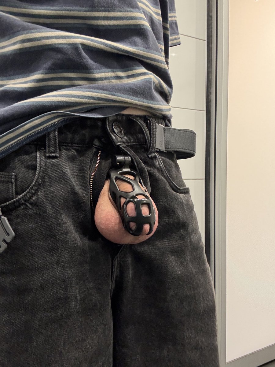 chastitysub1122's tweet photo. Shopping caged and taking risky pics >
#chastity #sph #lockedboy #caged https://t.co/h7XSreKQNs
