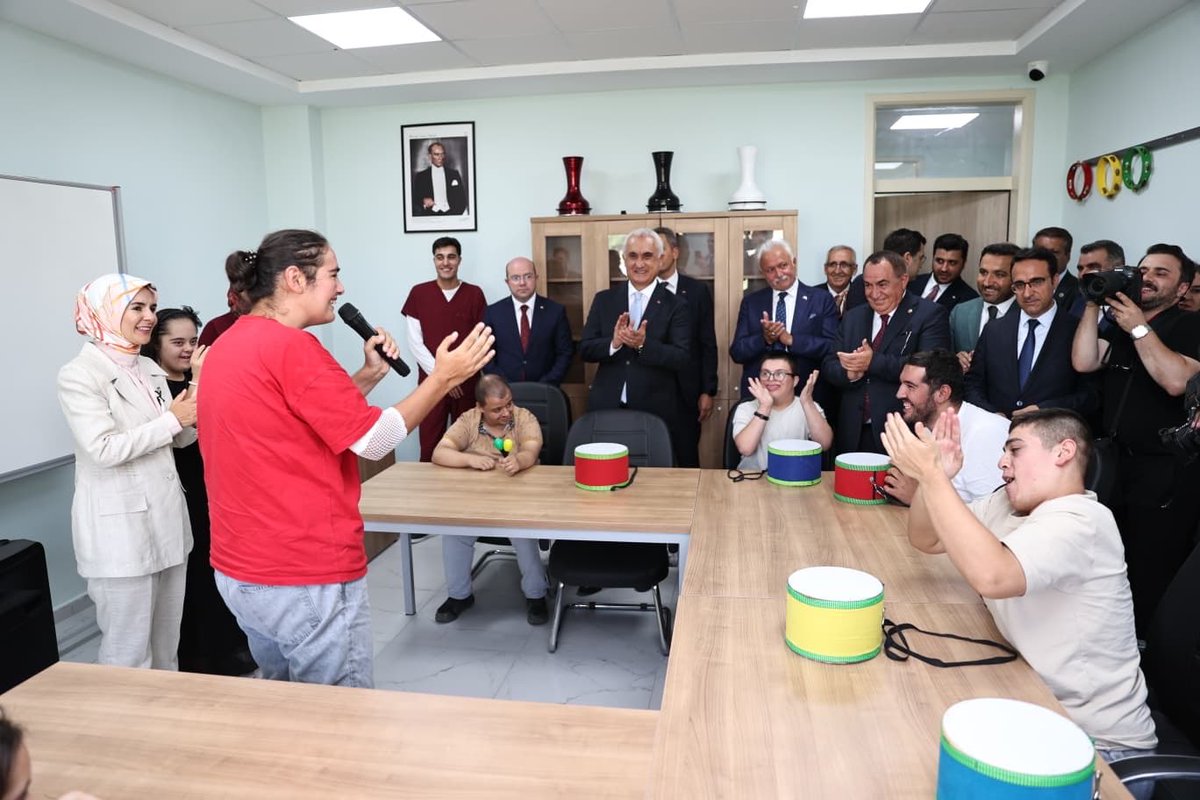 eminsimsekmus's tweet photo. Aile ve Sosyal Hizmetler Bakanımız Sayın @MahinurOzdemir ,Valimiz Sayın @Valiavnicakir ve il protokolümüzle birlikte, Muş Engelli Aktif Yaşam Merkezi’nin açılışını gerçekleştirdik.

Engelli hemşehrilerimizin sosyal hayata katılımlarını destekleyecek ve ailelerine yönelik önemli hizmetler sunacak merkezimizi Muş’umuza kazandırmış olmanın memnuniyetini yaşıyoruz.

Muş Engelli Aktif Yaşam Merkezi’nin ilimize ve hemşehrilerimize hayırlı olmasını diliyor, bu kıymetli merkezin Muş’umuza kazandırılmasında emeği ve katkısı bulunan herkese şükranlarımı sunuyorum. 🇹🇷