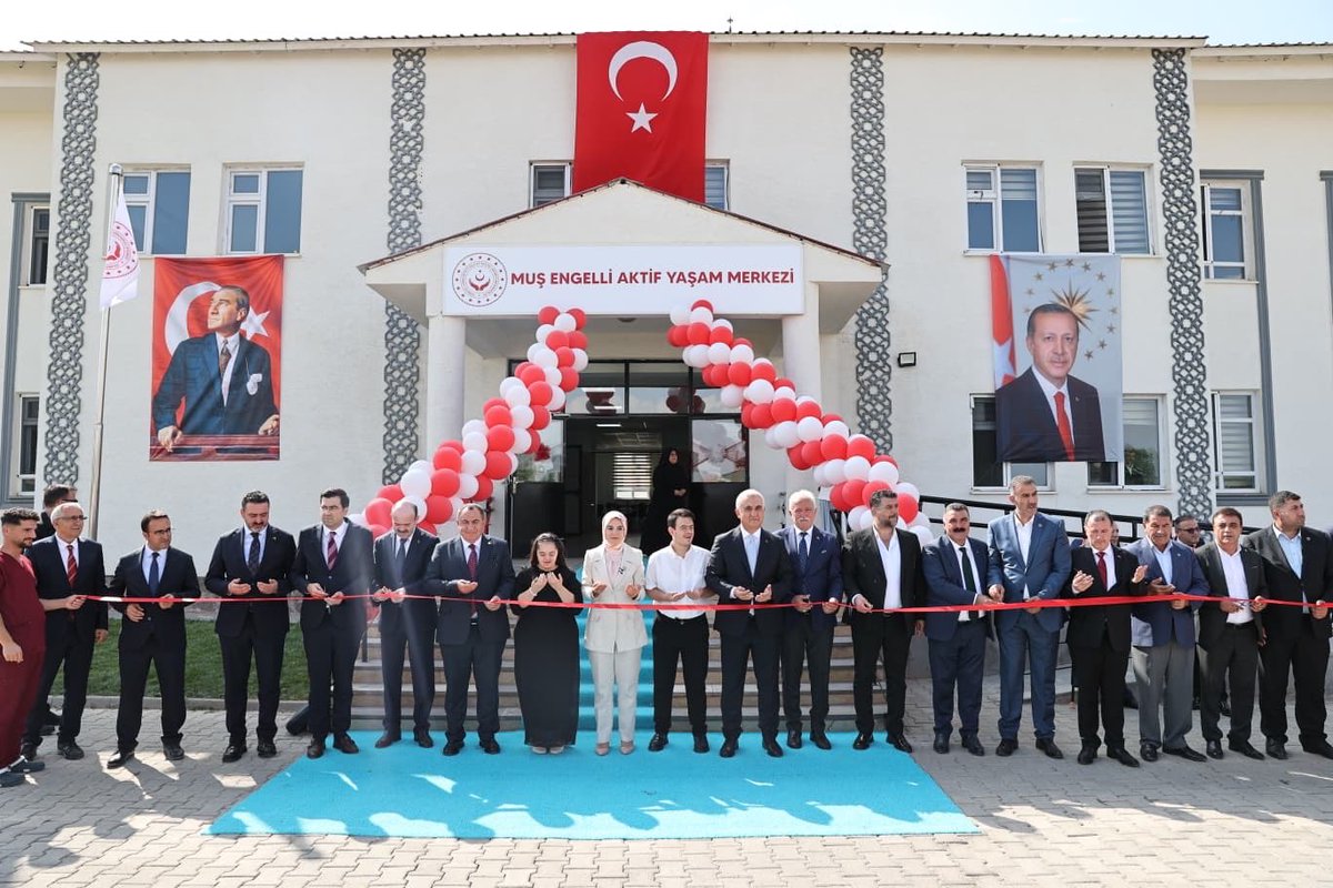 eminsimsekmus's tweet photo. Aile ve Sosyal Hizmetler Bakanımız Sayın @MahinurOzdemir ,Valimiz Sayın @Valiavnicakir ve il protokolümüzle birlikte, Muş Engelli Aktif Yaşam Merkezi’nin açılışını gerçekleştirdik.

Engelli hemşehrilerimizin sosyal hayata katılımlarını destekleyecek ve ailelerine yönelik önemli hizmetler sunacak merkezimizi Muş’umuza kazandırmış olmanın memnuniyetini yaşıyoruz.

Muş Engelli Aktif Yaşam Merkezi’nin ilimize ve hemşehrilerimize hayırlı olmasını diliyor, bu kıymetli merkezin Muş’umuza kazandırılmasında emeği ve katkısı bulunan herkese şükranlarımı sunuyorum. 🇹🇷