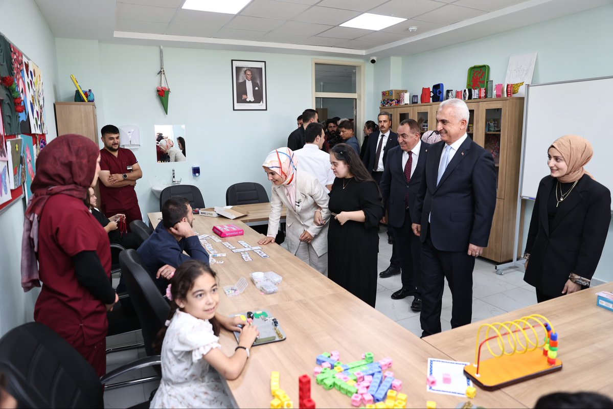 eminsimsekmus's tweet photo. Aile ve Sosyal Hizmetler Bakanımız Sayın @MahinurOzdemir ,Valimiz Sayın @Valiavnicakir ve il protokolümüzle birlikte, Muş Engelli Aktif Yaşam Merkezi’nin açılışını gerçekleştirdik.

Engelli hemşehrilerimizin sosyal hayata katılımlarını destekleyecek ve ailelerine yönelik önemli hizmetler sunacak merkezimizi Muş’umuza kazandırmış olmanın memnuniyetini yaşıyoruz.

Muş Engelli Aktif Yaşam Merkezi’nin ilimize ve hemşehrilerimize hayırlı olmasını diliyor, bu kıymetli merkezin Muş’umuza kazandırılmasında emeği ve katkısı bulunan herkese şükranlarımı sunuyorum. 🇹🇷