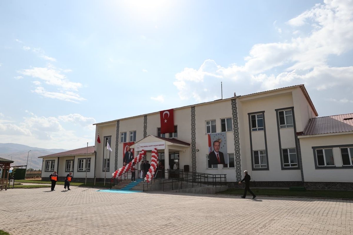 eminsimsekmus's tweet photo. Aile ve Sosyal Hizmetler Bakanımız Sayın @MahinurOzdemir ,Valimiz Sayın @Valiavnicakir ve il protokolümüzle birlikte, Muş Engelli Aktif Yaşam Merkezi’nin açılışını gerçekleştirdik.

Engelli hemşehrilerimizin sosyal hayata katılımlarını destekleyecek ve ailelerine yönelik önemli hizmetler sunacak merkezimizi Muş’umuza kazandırmış olmanın memnuniyetini yaşıyoruz.

Muş Engelli Aktif Yaşam Merkezi’nin ilimize ve hemşehrilerimize hayırlı olmasını diliyor, bu kıymetli merkezin Muş’umuza kazandırılmasında emeği ve katkısı bulunan herkese şükranlarımı sunuyorum. 🇹🇷