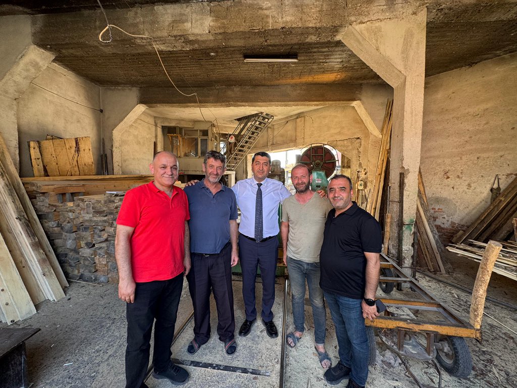 mahmutboyraztr's tweet photo. Aşağı Sanayi’nin bizdeki yeri her zaman başka…

Çocukluğumuzun, çıraklığımızın ve emeğin kıymetini öğrendiğimiz yılların hatırası bu sokaklarda saklı. Biz, bu şehrin dört bir yanında yapılan ticarete, verilen emeğe ve dökülen alın terine saygı duyuyoruz.

Zorluklara rağmen ekmeğinin peşinden koşan, işine dört elle sarılan esnafımızın neler yaşadığını, hangi fedakârlıklarla ayakta kaldığını çok iyi biliyoruz.

Üretimiyle, emeğiyle ve mücadelesiyle Malatya’mıza değer katan tüm esnaf ve sanatkârlarımıza gönülden teşekkür ediyorum.

Her zaman üretenin yanında, Malatya’nın hizmetindeyiz.