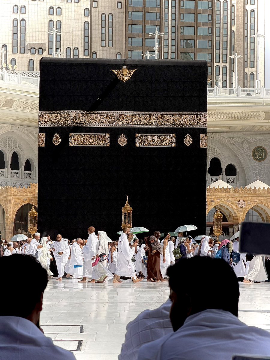 mbborsam's tweet photo. Kızım Medine’de Mescid-i Nebevî’ye âşık oldu; oradan hiç ayrılmak istemedi. Oğlumun gönlü ise Mekke’de Kâbe’ye bağlandı. Allah’ın (c.c.) Cemâl sıfatının tecellisi Medine’de, Celâl sıfatının tecellisi ise Mekke’de insanın ruhuna bambaşka tesir ediyor. Kızımın gönlü Ravza-i Mutahhara’da, oğlumun gönlü ise Kâbe’de kaldı.

Oğlum, “Baba, Kâbe’ye bakınca içimde tarif edemediğim bir his oluşuyor.” diyor. Herkesin her milletin aynı anda namaz ibadeti de onu çok etkilemiş olacak ki, “Ben de artık namazlarımı ertelemeden, vaktinde kılacağım.” diyor.

Bir baba için evlatlarının gönlünde böylesine güzel izler kaldığını görmek, bu mübarek beldelerin onların kalplerine dokunduğuna şahit olmak tarifsiz bir nimet… Rabbim bu sevgiyi gönüllerinden hiç eksiltmesin; onları ömürleri boyunca Kâbe’ye, Mescid-i Nebevî’ye ve namaza bağlı kullarından eylesin. Her birimizi namazı dosdoğru kılan kullarından eylesin. Amin…
