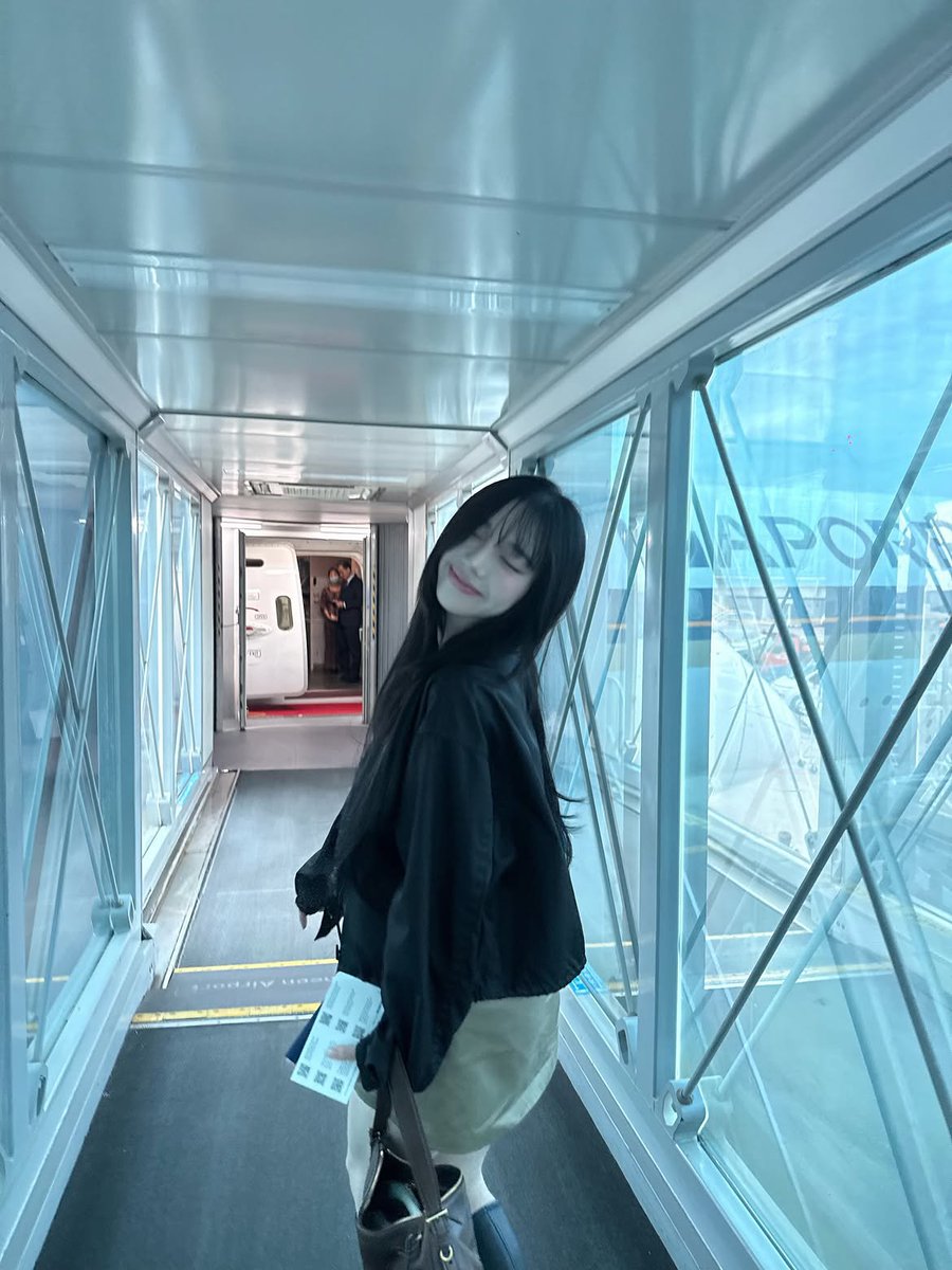 Kapin's tweet photo. Walking down the boarding bridge like it’s my personal runway! ✈️ https://t.co/RPSiUopyK9