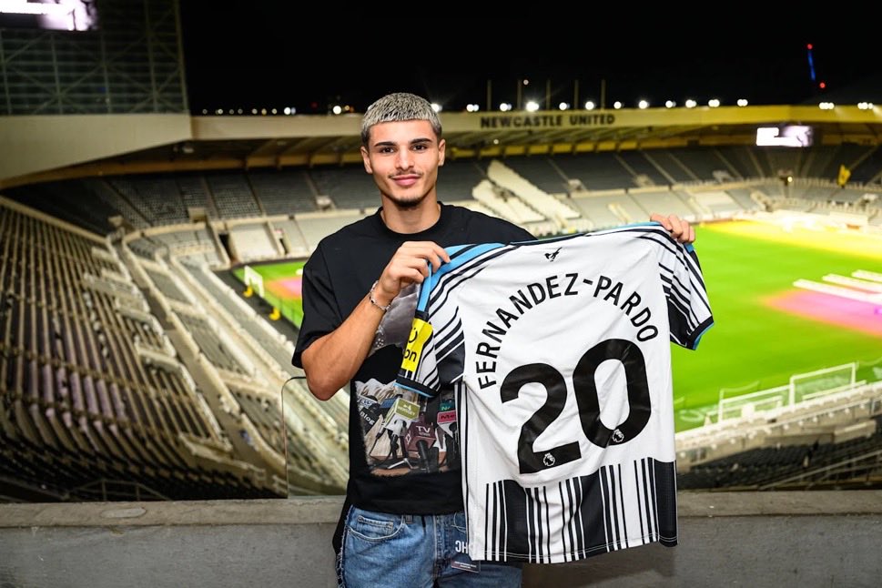 nufccb's tweet photo. RIP to the kids trying to get his name on their shirt 

#NUFC https://t.co/VpcyziaEUh