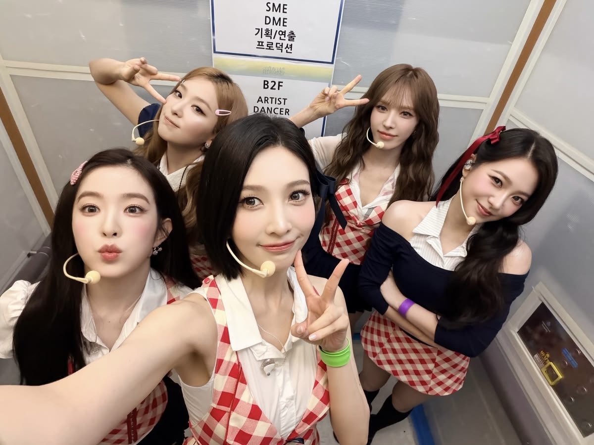 chobom_seulrene's tweet photo. IT'S RED VELVET 🩷💛💚🩵💜 https://t.co/yUIHn2mxDJ