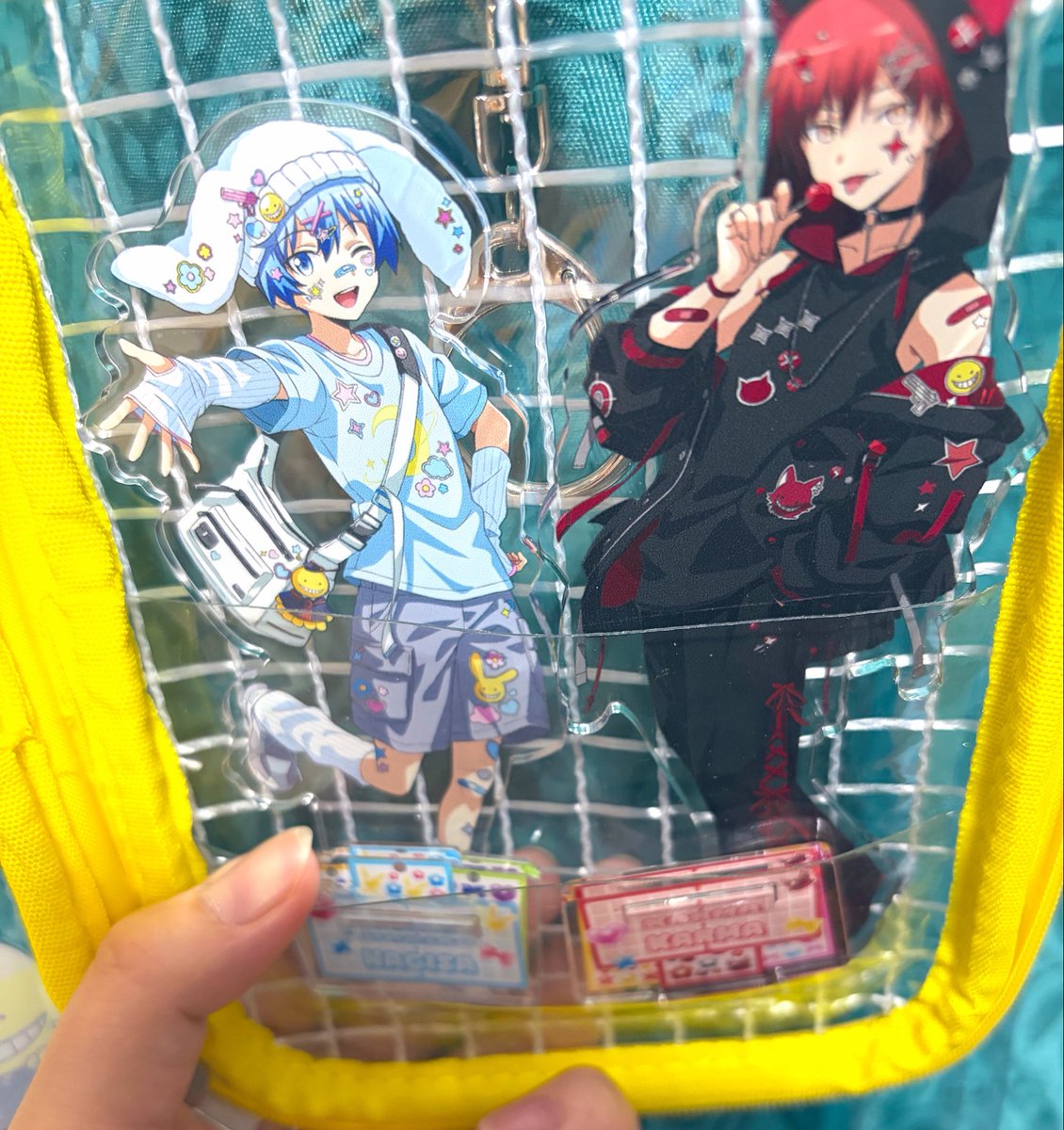 seven7ayorozu's tweet photo. あとポーチ、ポケット区切られてて台座とアクスタ分けて入れられるのマジで良い🙌🙌🙌🙌🙌
公式と同じ入れ方にしてみた😊
でも中のビニール素材があまりしっかりしてない気がするので、暑い場所と長期間入れるのはあまりよろしくない気がする🤔 https://t.co/dWeuymEy4i