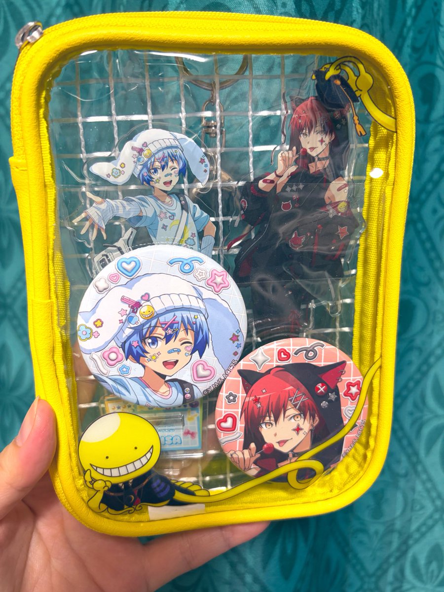 seven7ayorozu's tweet photo. あとポーチ、ポケット区切られてて台座とアクスタ分けて入れられるのマジで良い🙌🙌🙌🙌🙌
公式と同じ入れ方にしてみた😊
でも中のビニール素材があまりしっかりしてない気がするので、暑い場所と長期間入れるのはあまりよろしくない気がする🤔 https://t.co/dWeuymEy4i