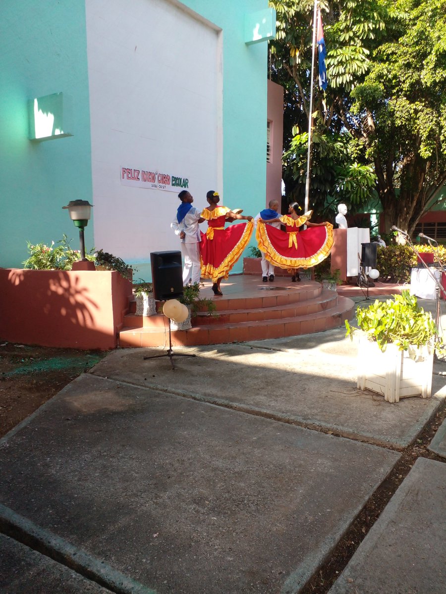 CompaaFolc46526's tweet photo. Acto Provincial por el inicio del curso escolar en Ciego de Avila con la Compañia Folklórica Zama del Consejo Provincial de las Artes Escénicas poniendo en alto la cultura cubana.
#EscenaAvileña 
#CubaEsCultura 
#Zama https://t.co/zTV2Y7pDej