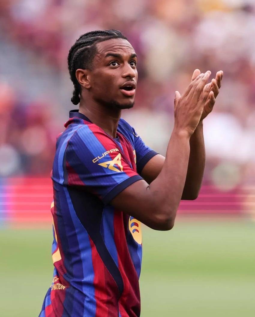 BarcaTimes's tweet photo. 🚨| 𝐁𝐑𝐄𝐀𝐊𝐈𝐍𝐆: Manchester United are launching a final PUSH to try to convince Alejandro Balde in these final hours. [@JijantesFC] #fcblive 🔴 https://t.co/XmQ8co6U64