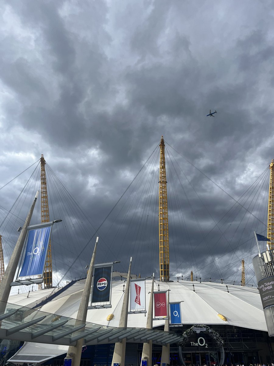 adorexyuh's tweet photo. looks like the sky is about to cry bc it’s the last night https://t.co/I6FfZGm15x