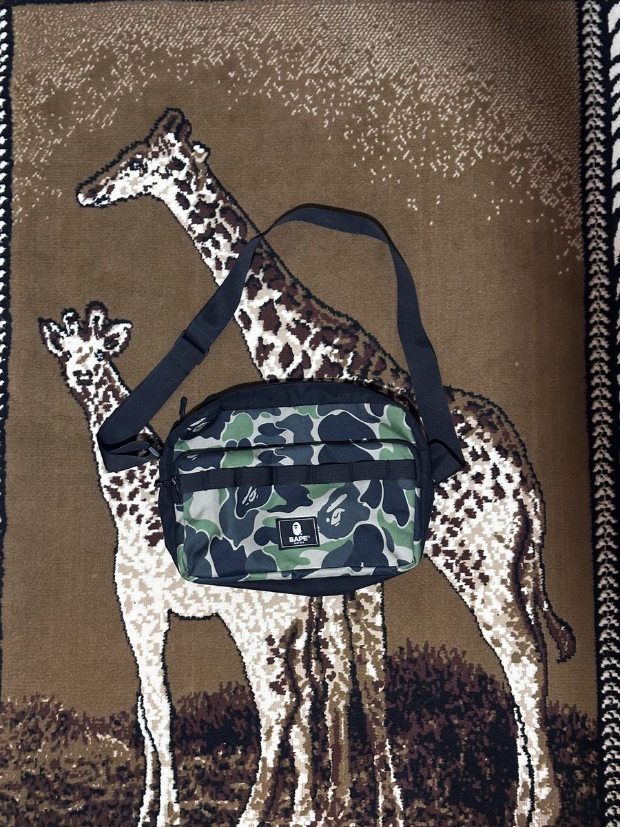 illeenbreak's tweet photo. BAPE A Bathing Ape Camo Shoulder Bag 2021 AW Official Japanese Magazine Limited 🫈

📍Price 500 ฿🗯️

#ส่งต่อbape #ตลาดนัดbape #ตลาดนัดriize #ส่งต่อกระเป๋า #bape #ส่งต่อกระเป๋า #ส่งต่อเสื้อผ้ามือสอง https://t.co/cbOcO8CK2J