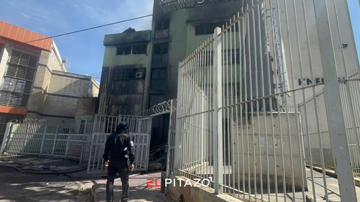 ElPitazoTV's tweet photo. 11:40 a.m. #Caracas | Las intensas labores de sofocación por parte de los bomberos del Distrito Capital no han sido suficientes para apagar las llamas que consumen los cinco pisos del edificio Jhorfran, ubicado en la zona industrial de Palo Verde. Un día después del hecho, apagafuegos reportaron que el techo del piso cuatro se cayó.

El incendio inició pasadas las 8:00 a.m. de este lunes #31ago, cuando el personal ya se encontraba en las instalaciones. Trabajadores alertaron a los bomberos al notar que del piso tres salía humo. Al llegar la inspección se ordenó un desalojo de inmediato, ya que se percataron de la magnitud del siniestro que iniciaría.

Vía: #reporterosElPitazo