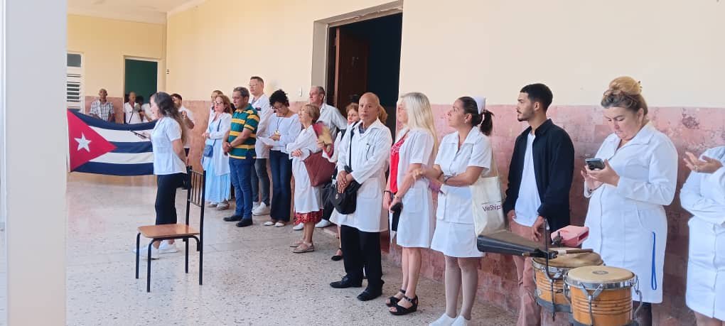 salud_trinidad's tweet photo. Acto en el pediátrico por el comienzo del nuevo curso escolar con los estudiantes y recien graduados,donde partisiparon los miembros del consejo de dirección de la DGS, licenciados,masters y profesores de Salud👨🏻‍⚕️ https://t.co/x7JynFQ2ds