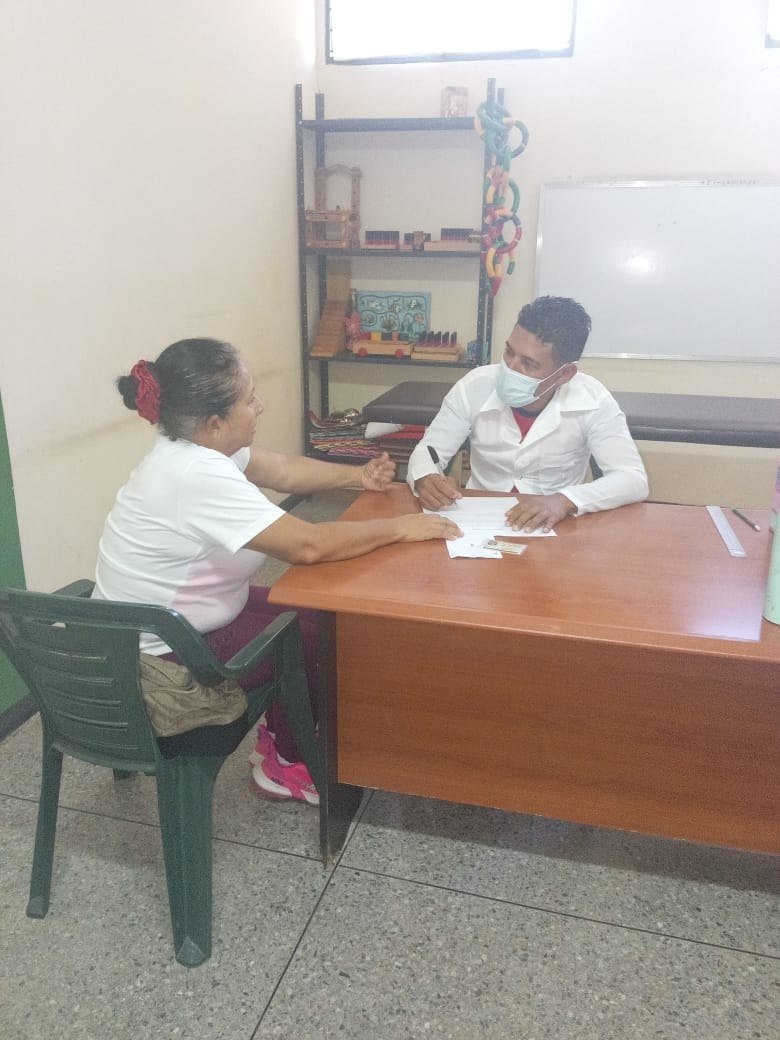 LAR_2025's tweet photo. Labor diaria de nuestros colaboradores en CDI Francisco Torres, estado Lara en Sala de Hospitalización Dr. Viamir Quiñones junto a las licenciadas Leydis Fernández y Odalis León; en consulta de Fisiatría Dr. Dayan Castillo y Laboratorio Clínico Lic. Diosneida Laffita.#CubaCoopera https://t.co/BOlyazzhMd