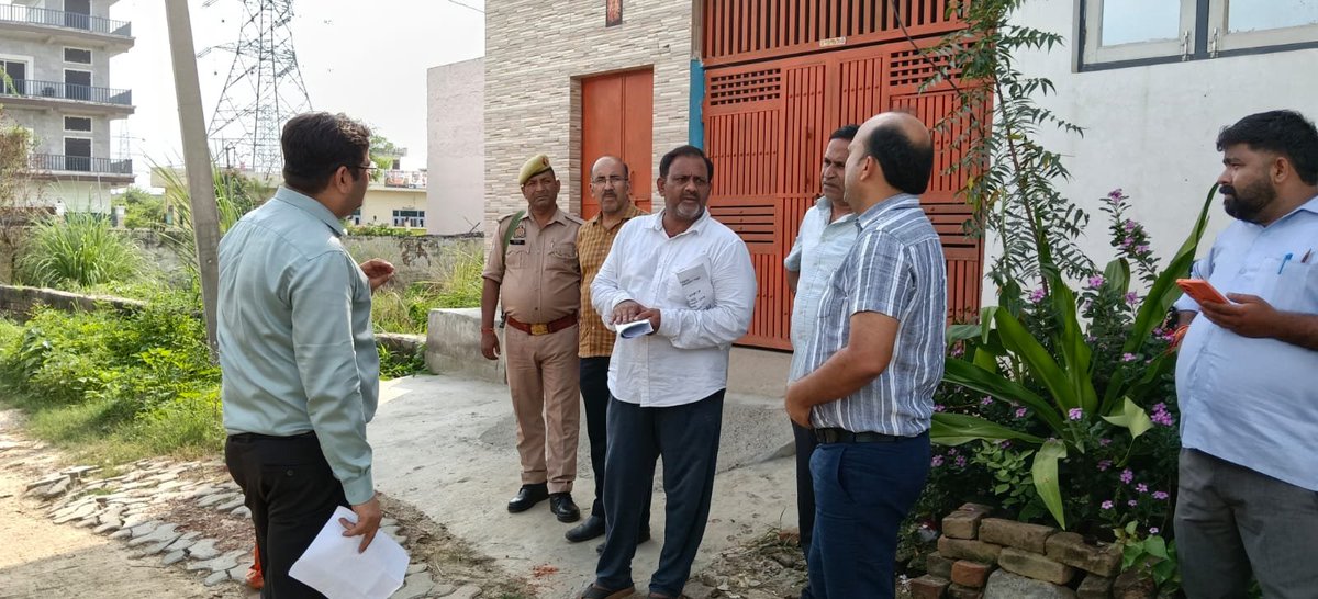 dm_ghaziabad's tweet photo. जनता दर्शन में त्वरित समाधान, प्रार्थी को मिला न्याय

आज जनता दर्शन में जिलाधिकारी महोदय के समक्ष श्री दिनेश जैन ने ग्राम अटौर, तहसील सदर, गाजियाबाद स्थित प्लॉट संख्या-13 पर लगभग 10 वर्ष पूर्व हुए अवैध कब्जे की शिकायत प्रस्तुत की।

जिलाधिकारी महोदय के निर्देश पर उप-जिलाधिकारी सदर, तहसीलदार सदर एवं SHO नन्दग्राम की संयुक्त टीम गठित कर दोनों पक्षों को बुलाकर प्रकरण की जांच की गई। जांच में पाया गया कि प्लॉट संख्या-13 को दूसरे पक्ष द्वारा किसी अन्य व्यक्ति को विक्रय किया गया था।

प्रशासन की त्वरित एवं प्रभावी कार्रवाई से प्रार्थी श्री दिनेश जैन को ₹16.50 लाख की धनराशि दिलाई गई। समाधान से संतुष्ट प्रार्थी ने जिलाधिकारी महोदय एवं जिला प्रशासन के प्रति आभार व्यक्त किया।

जनता की समस्याओं का त्वरित, निष्पक्ष एवं प्रभावी समाधान—जिला प्रशासन की सर्वोच्च प्राथमिकता।

@UPGovt 
@CMOfficeUP
@ChiefSecyUP
@CommissionerMe3