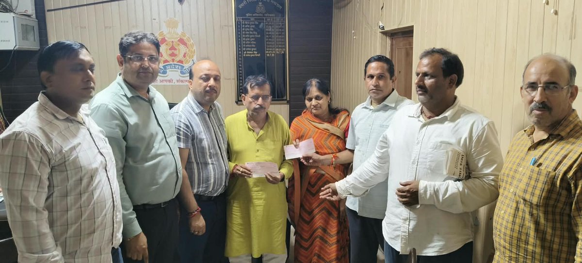 dm_ghaziabad's tweet photo. जनता दर्शन में त्वरित समाधान, प्रार्थी को मिला न्याय

आज जनता दर्शन में जिलाधिकारी महोदय के समक्ष श्री दिनेश जैन ने ग्राम अटौर, तहसील सदर, गाजियाबाद स्थित प्लॉट संख्या-13 पर लगभग 10 वर्ष पूर्व हुए अवैध कब्जे की शिकायत प्रस्तुत की।

जिलाधिकारी महोदय के निर्देश पर उप-जिलाधिकारी सदर, तहसीलदार सदर एवं SHO नन्दग्राम की संयुक्त टीम गठित कर दोनों पक्षों को बुलाकर प्रकरण की जांच की गई। जांच में पाया गया कि प्लॉट संख्या-13 को दूसरे पक्ष द्वारा किसी अन्य व्यक्ति को विक्रय किया गया था।

प्रशासन की त्वरित एवं प्रभावी कार्रवाई से प्रार्थी श्री दिनेश जैन को ₹16.50 लाख की धनराशि दिलाई गई। समाधान से संतुष्ट प्रार्थी ने जिलाधिकारी महोदय एवं जिला प्रशासन के प्रति आभार व्यक्त किया।

जनता की समस्याओं का त्वरित, निष्पक्ष एवं प्रभावी समाधान—जिला प्रशासन की सर्वोच्च प्राथमिकता।

@UPGovt 
@CMOfficeUP
@ChiefSecyUP
@CommissionerMe3