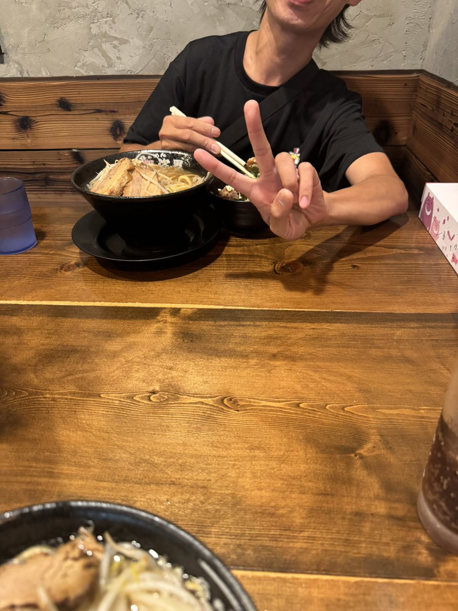 35R15912409's tweet photo. チャラ男先輩とナイトツーリングで二郎系ラーメンキメてきました！

高卒以来くらい？昔を思い出して楽しかった😊

帰りにエンジンかからなくなって冷や汗出たけど無事帰宅…良い季節になってきたのでまた行きたい👍 https://t.co/fYiTkC1e10
