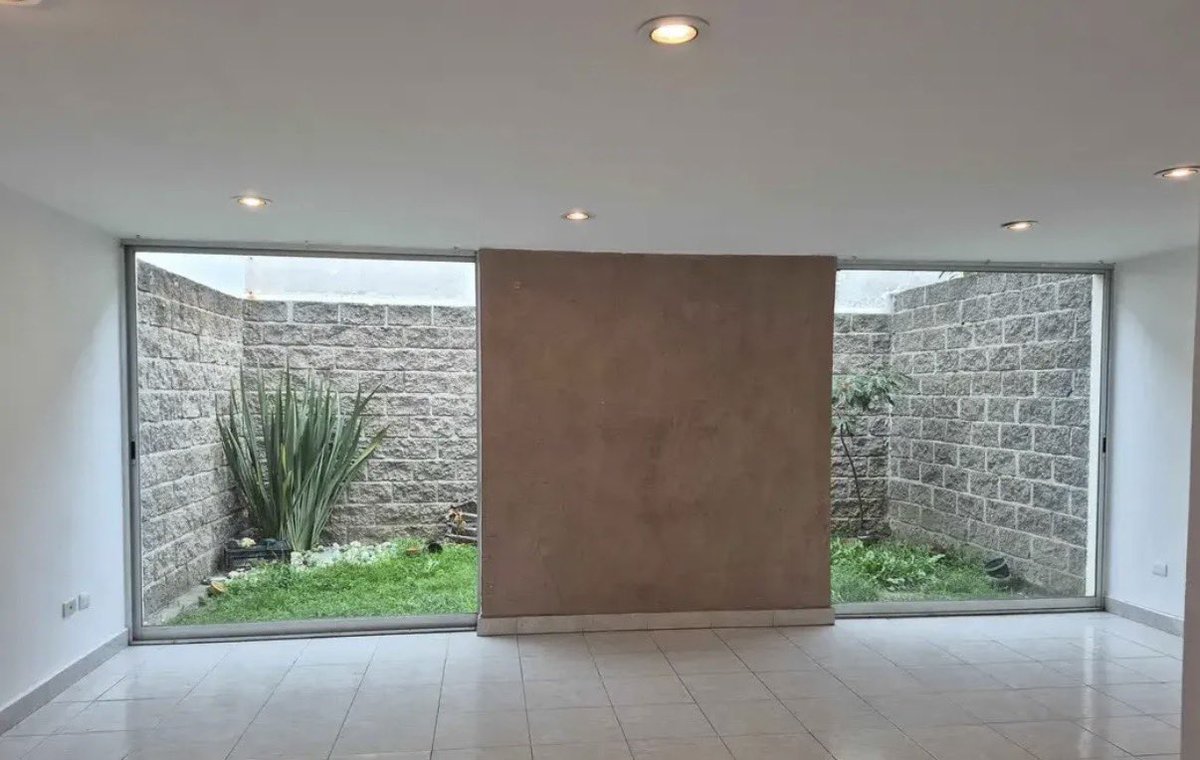 MalditaSummer's tweet photo. Lo mucho que me enoja que en las descripciones de casas en renta pongan "Con patio trasero", y resulte que sea esto: https://t.co/DJbTRcjAlp