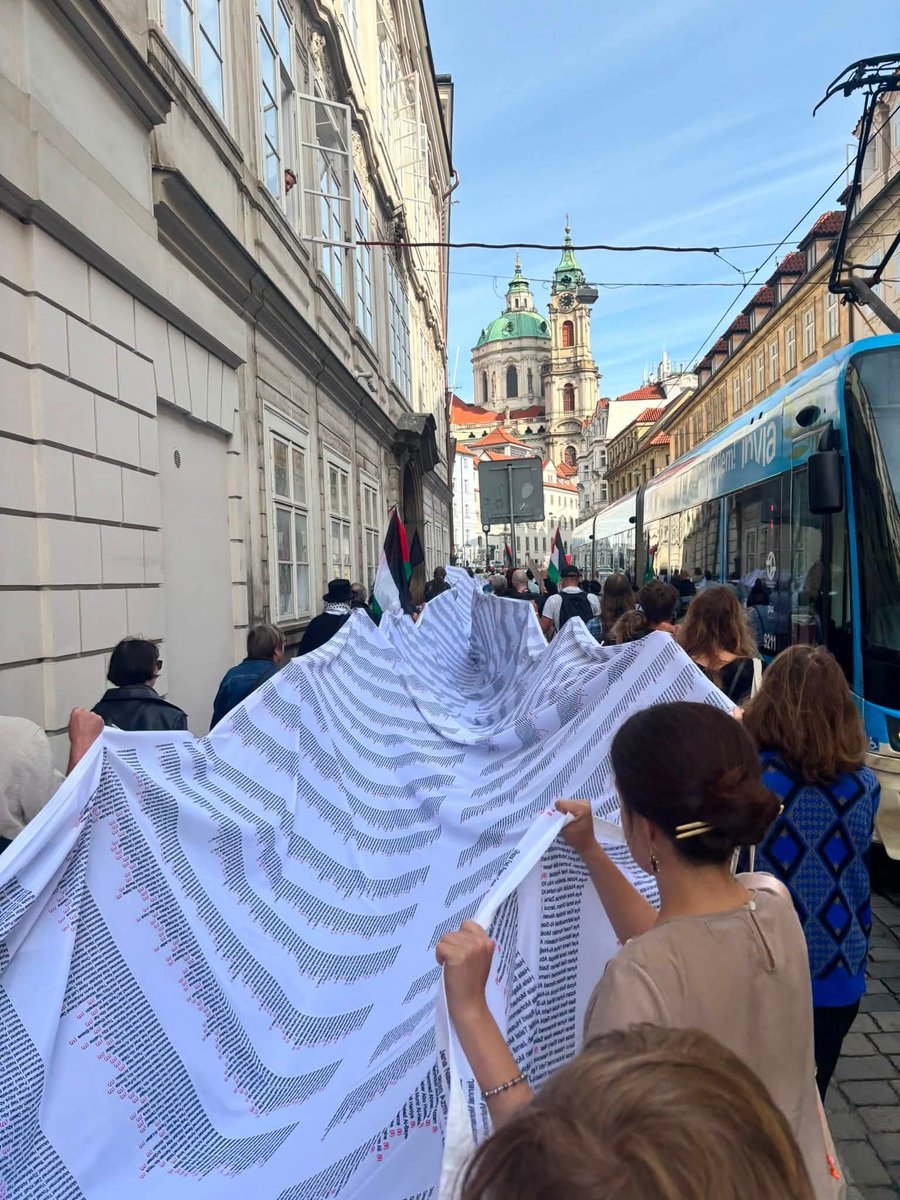 MonikaBorkows17's tweet photo. Praga z okazji rozpoczęcia roku szkolnego przypomina zamordowane przez Izrael dzieci palestyńskie
(Sdružení Přátelé Palestíny) https://t.co/FcU5wpAY0V